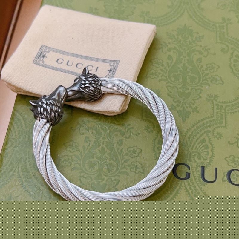 G*u*i bracelets